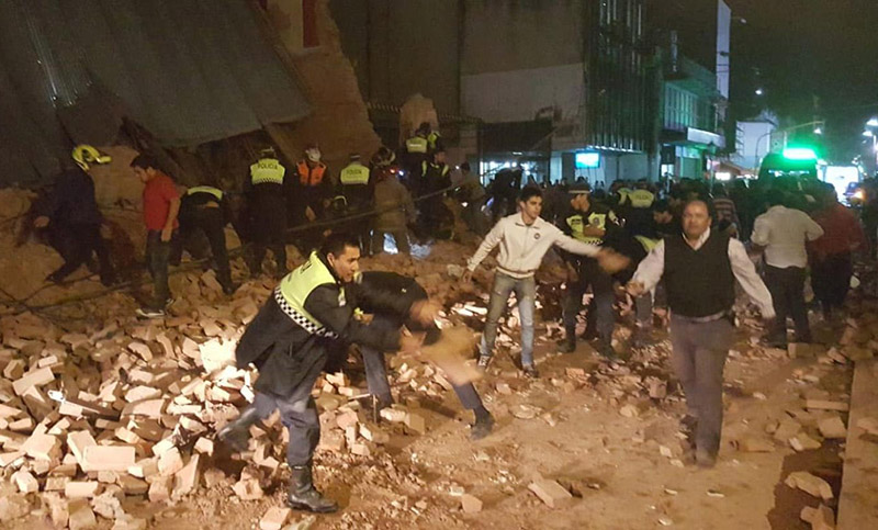 Al menos dos muertos tras derrumbe en el ex teatro Parravicini en Tucumán