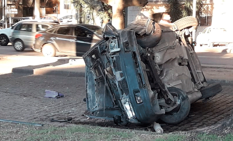 Impresionante choque y vuelco en Avenida  Belgrano y Tucumán