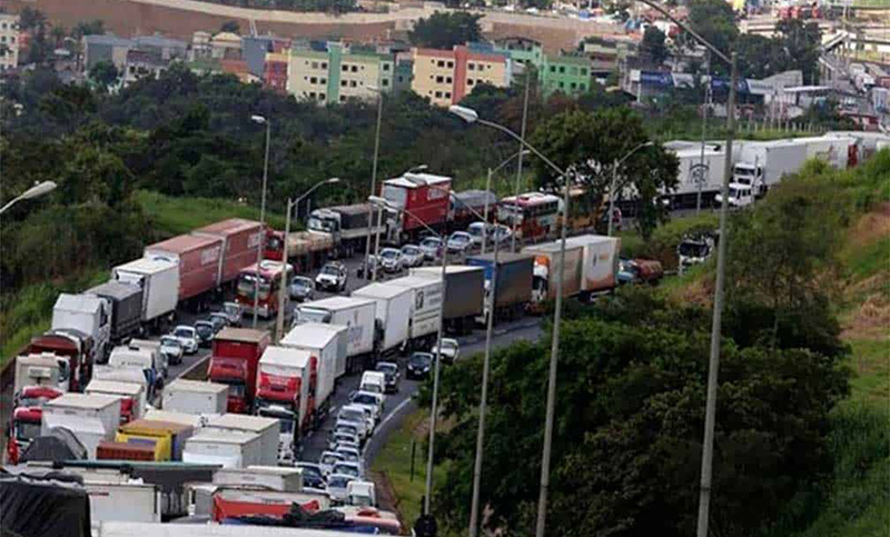 Por la huelga de camioneros en Brasil, las automotrices pararán la producción por una semana
