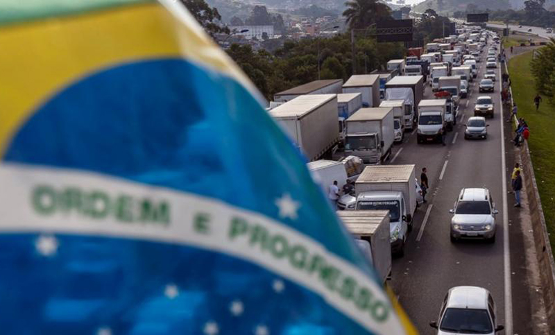 La huelga de transportistas continúa en Brasil pese a intervención del ejército