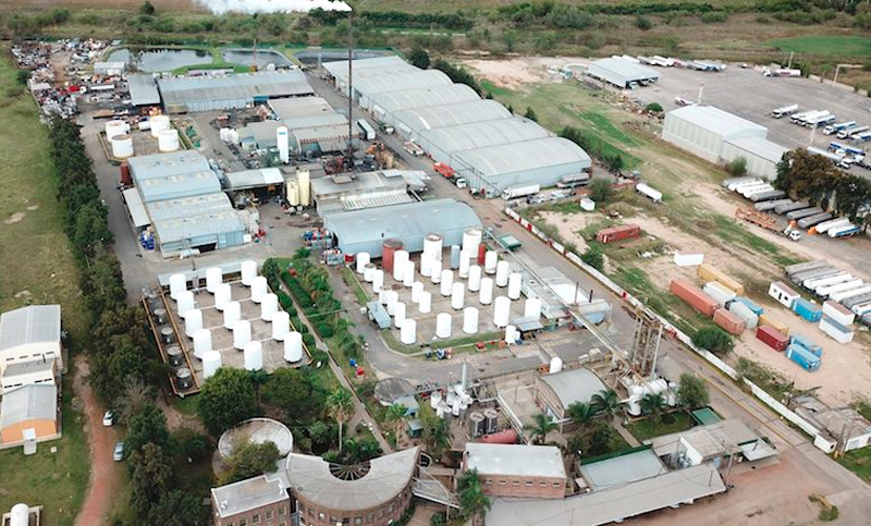 Protesta de trabajadores frente a los portones de la firma IDM por falta de pago