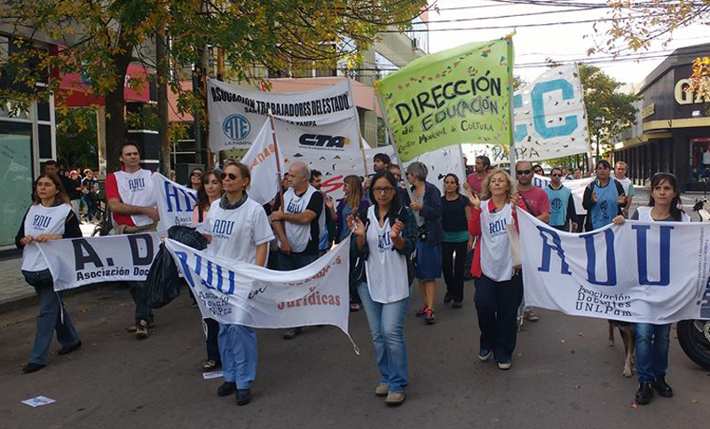 Docentes de La Pampa efectúan dos días de paro en pedido de aumentos