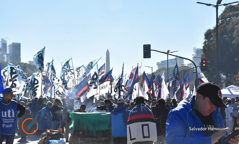 Comienzan a llegar al Obelisco los manifestantes en repudio a las negociaciones con el FMI