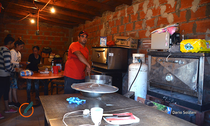 Villa Gobernador Gálvez: el comedor Ojitos Felices necesita zapatillas para los chicos