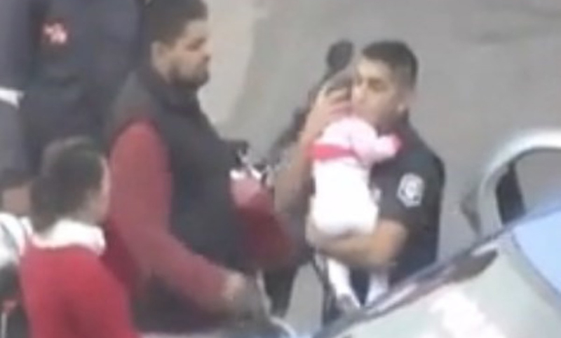 Un policía le salvó la vida a una beba de 8 meses tras practicarle RCP