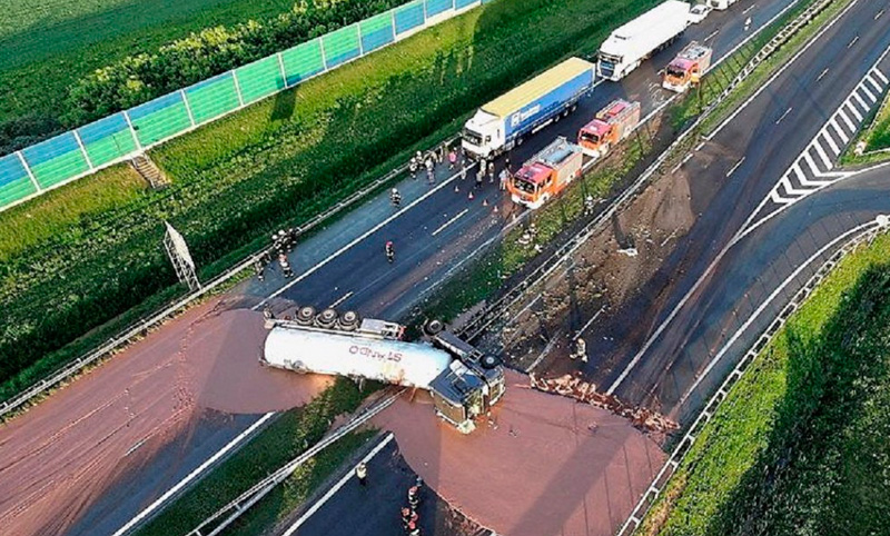 Polonia: un accidente originó una río de chocolate en una autopista