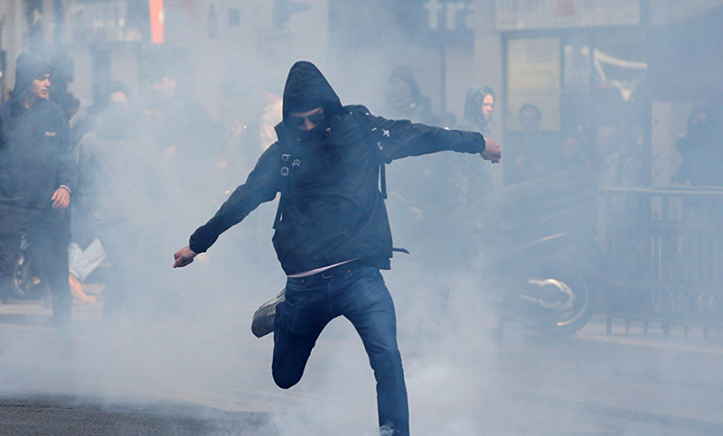 Los opositores a Macron se manifiestan contra su política en Francia