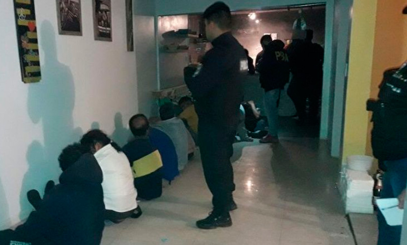 Convirtieron su casa en un prostíbulo y encerraban a sus hijos para que no molestaran