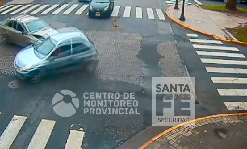 Un nuevo siniestro vial en Oroño y Tucumán: impactantes imágenes