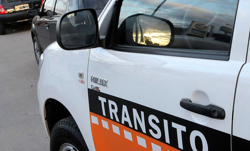 Se ofuscó y terminó detenida por golpear al inspector de tránsito