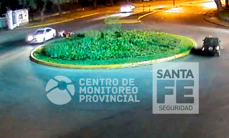Siniestro vial en avenida Belgrano entre dos autos y una moto