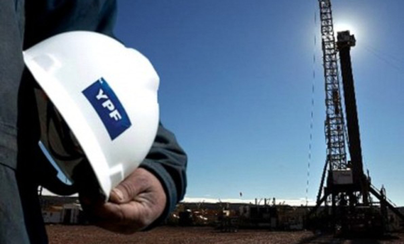 Denuncian mil despidos de YPF en Neuquén y el gremio lanzó amenaza: «Se pudre todo»