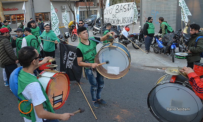 Cadetes reclamaron por mejoras laborales en la puerta de una empresa
