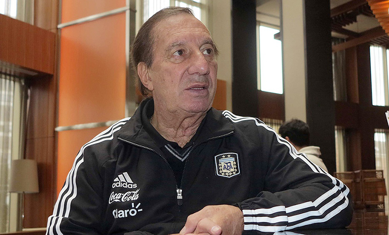 Carlos Bilardo está internado por un fuerte malestar