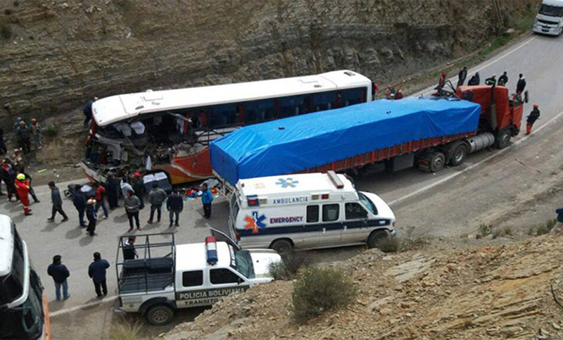 Sube a 17 el número de muertos en un accidente carretero en Bolivia