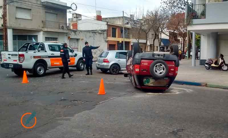 Impactante choque entre dos vehículos: uno volcó y el otro se subió a la vereda