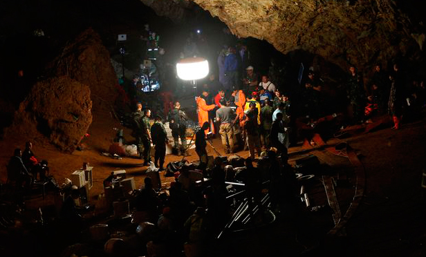 La lluvia frena la búsqueda de los niños atrapados en una cueva de Tailandia