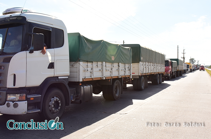 Camioneros acordó una suba salarial del 25% y levantó los paros