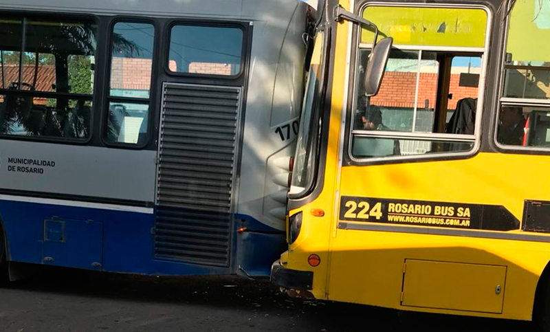 Un choque entre dos colectivos dejó a siete pasajeros heridos