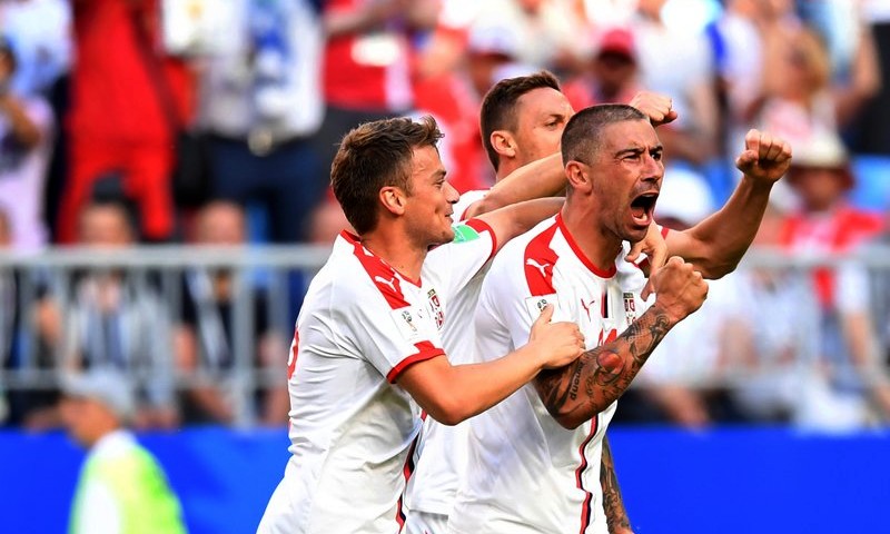 Serbia derrotó a Costa Rica en un final caliente