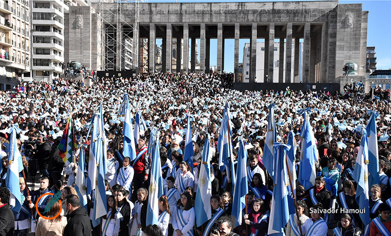 Más de 13 mil alumnos santafesinos juraron lealtad a la Bandera