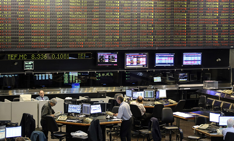 El Merval se hundió más de 8% arrastrado por acciones de bancos y energéticas