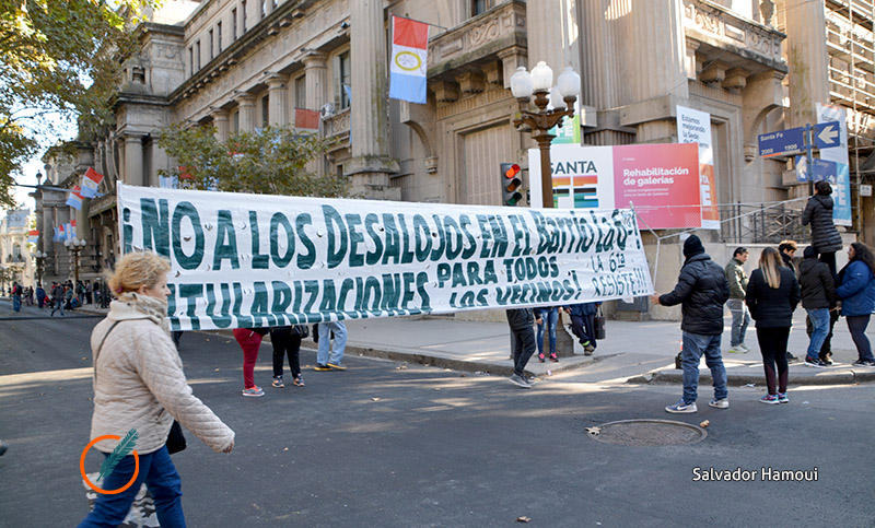 «No a los desalojos»: vecinos de barrio La Sexta reclaman frente a Gobernación