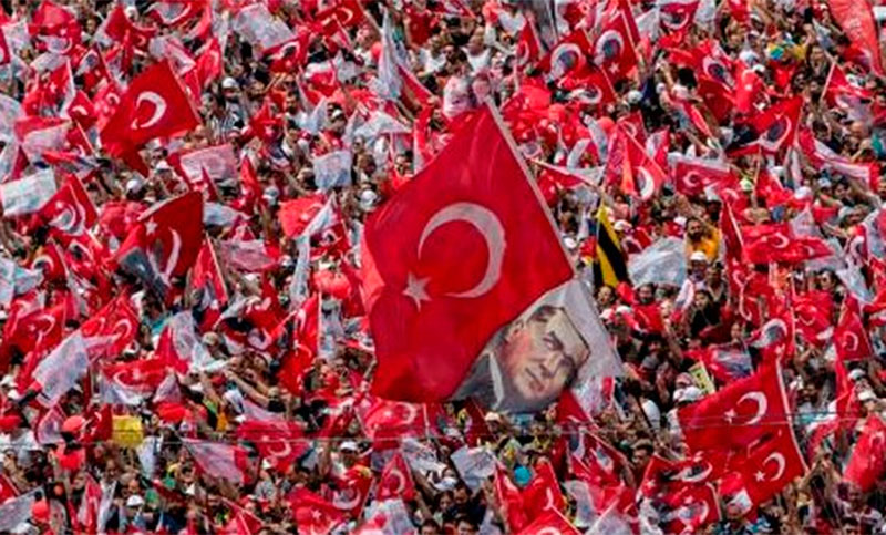 Erdogan se encamina a la reelección en una jornada marcada por muertos y detenidos