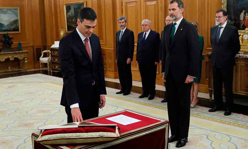 El socialista Sánchez asumió como nuevo presidente de gobierno español