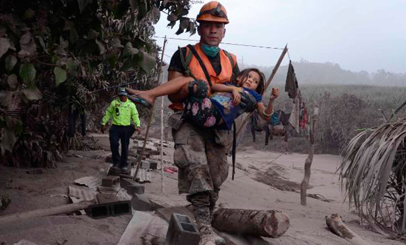 Difícil búsqueda de víctimas tras erupción del volcán de fuego en Guatemala