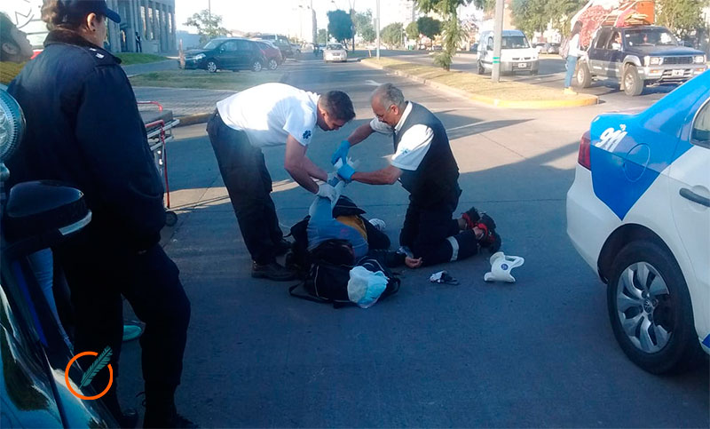 Una mujer con múltiples heridas tras ser embestida por un auto