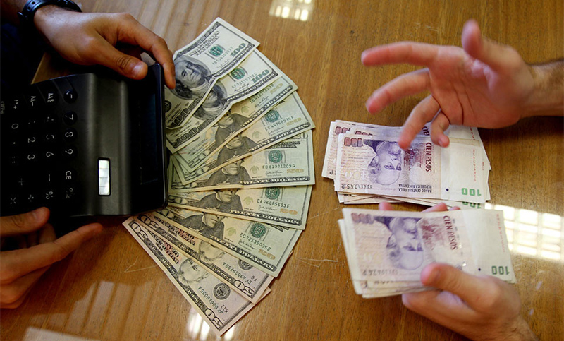 El peso puede profundizar su depreciación tras pérdida de «confianza» en el Banco Central
