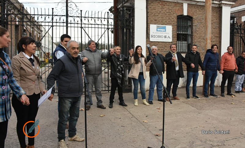 «Los talleres no se cierran»: abrazo solidario a Rioro para exigir su reapertura