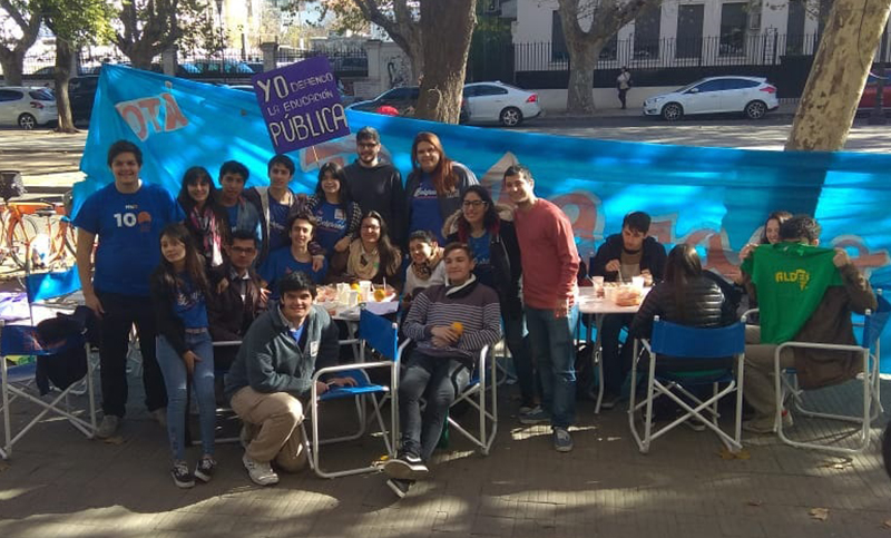 Ciencias Económicas UNR: se realizó un raviolada en defensa de la educación pública