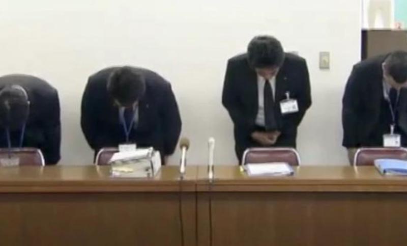 Castigan a un empleado japonés por irse tres minutos antes y pide perdón públicamente en televisión
