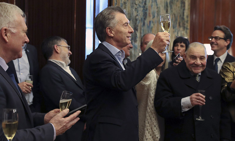 Macri firmó el decreto para convalidar aumentos salariales de hasta 5 por ciento