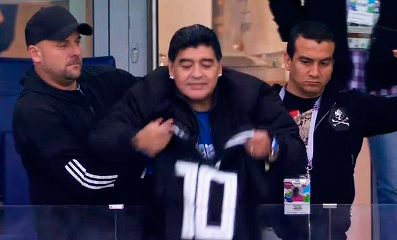 Maradona besó la camiseta de Messi en la tribuna