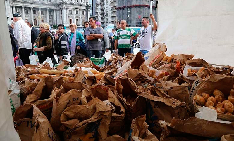 Comenzó el #Panazo frente al Congreso de la Nación por el aumento de la harina