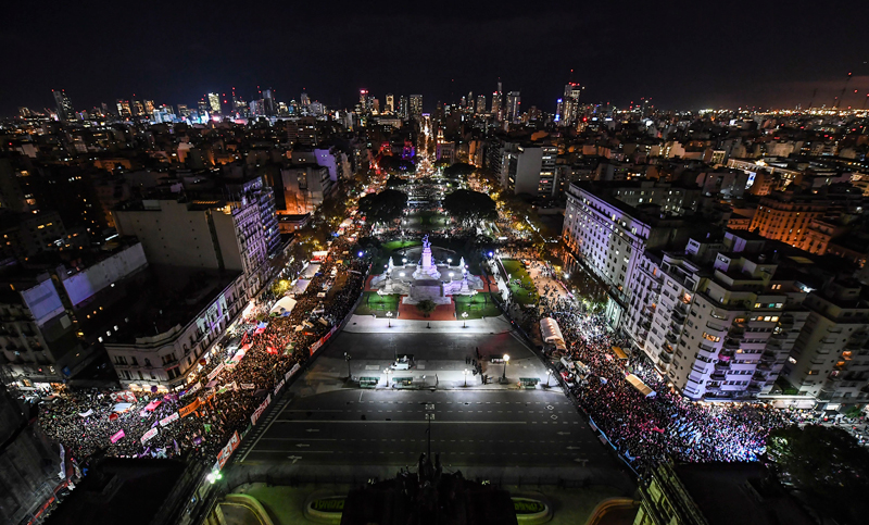 Cumbias, batucadas y oraciones a la virgen en una plaza dividida por el aborto legal