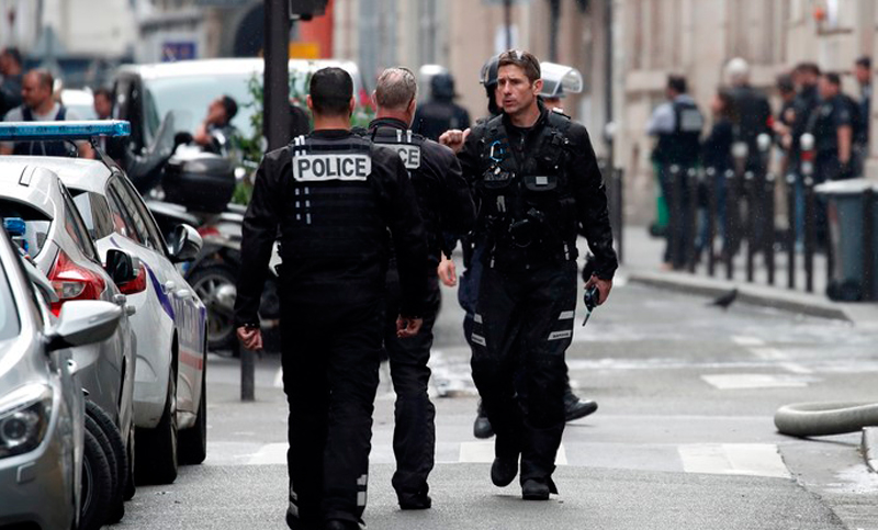 Policía libera ilesos a dos rehenes y detiene al captor en París
