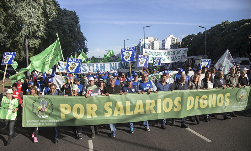 Alimentación acordó un aumento salarial del 24% y dos «gatillos»