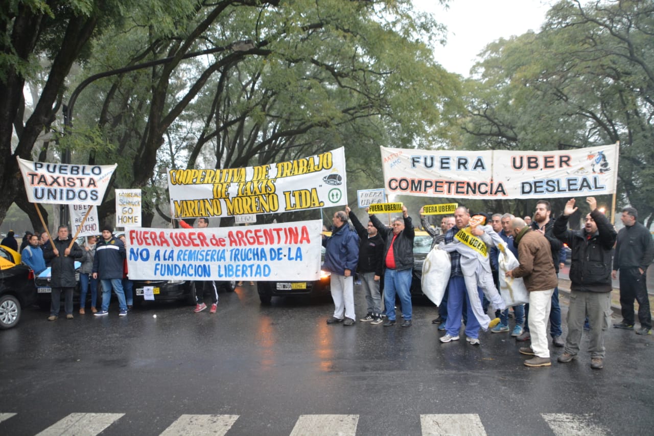 La posible llegada de Uber divide la opinión de los rosarinos