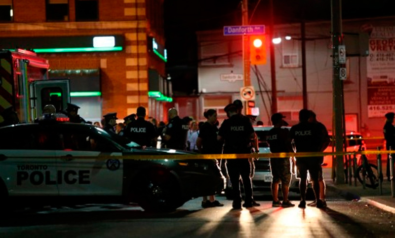 Al menos dos muertos y trece heridos tras un tiroteo en Toronto