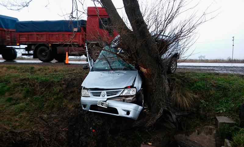 Accidente fatal: un auto chocó contra un árbol y fallecieron dos personas