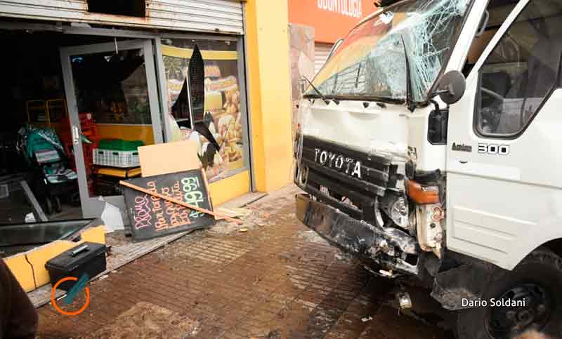 Perdió el control y terminó incrustado en una fiambrería de zona oeste