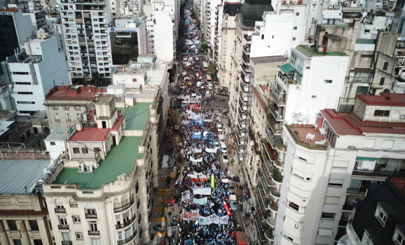 Masiva movilización en Buenos Aires para reclamar contra la represión a docentes