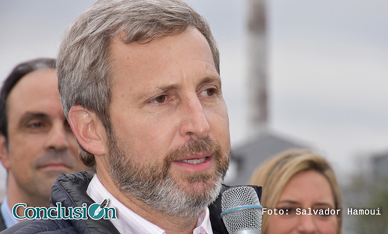 Frigerio reconoce que se evalúa gravar propiedades de argentinos en el exterior