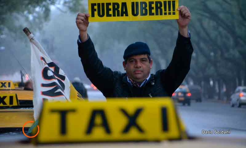 Taxistas contra Uber: «Es una empresa de remise trucha disfrazada de aplicación»