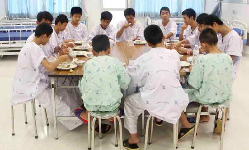Los niños atrapados en la cueva de Tailandia, a punto de salir del hospital