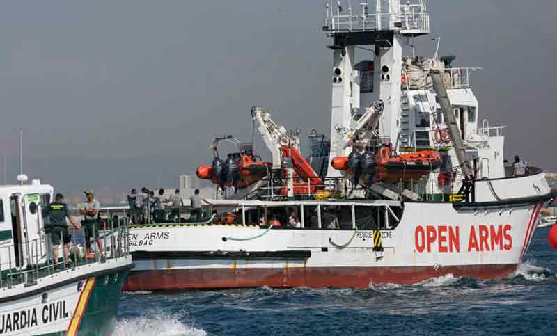 El buque Open Arms llega a Barcelona con 60 migrantes rescatados
